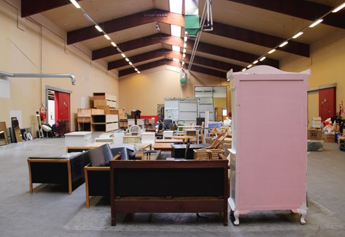 Lageret i den nye genbrugsbutik tager form med indholdet fra genbrugsstationernes containere.